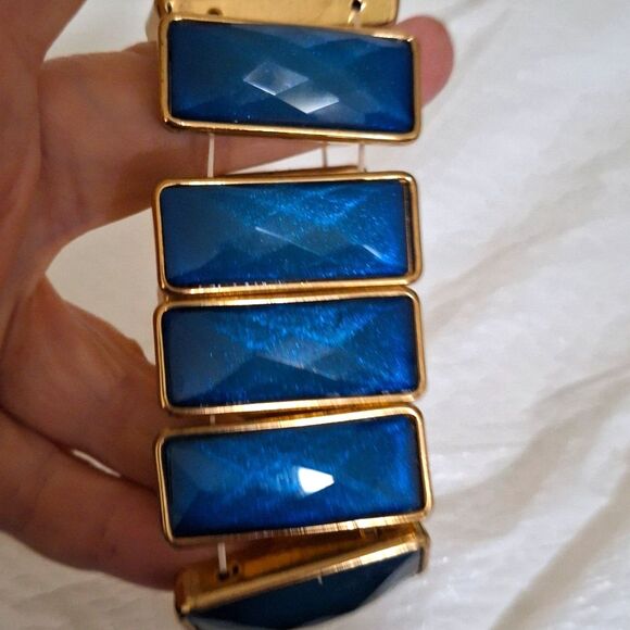 A Women's Stretchy Panel Cuff Bracelet Royal Blue Faceted Acrylic Elegant - Picture 7 of 7